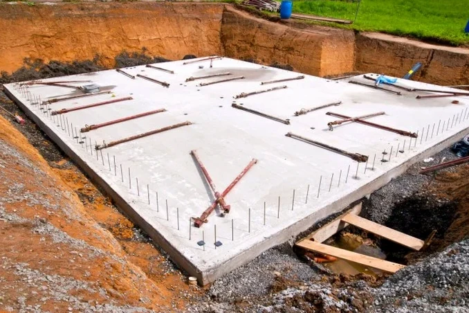 Diseño de Losa de Cimentación en Alicante: Análisis Geotécnico para Suelos Complejos